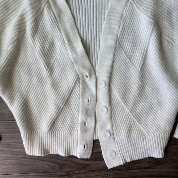 NWOT DRA Keiko Button Down Textured Ribbed Knit Cardigan in White - Picture 4 of 5